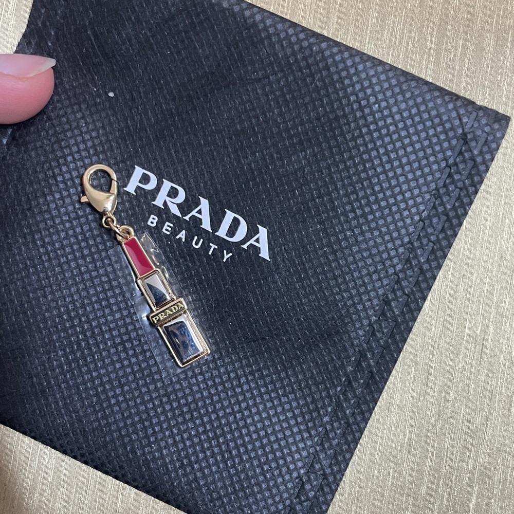 Prada - Picture 2 of 4